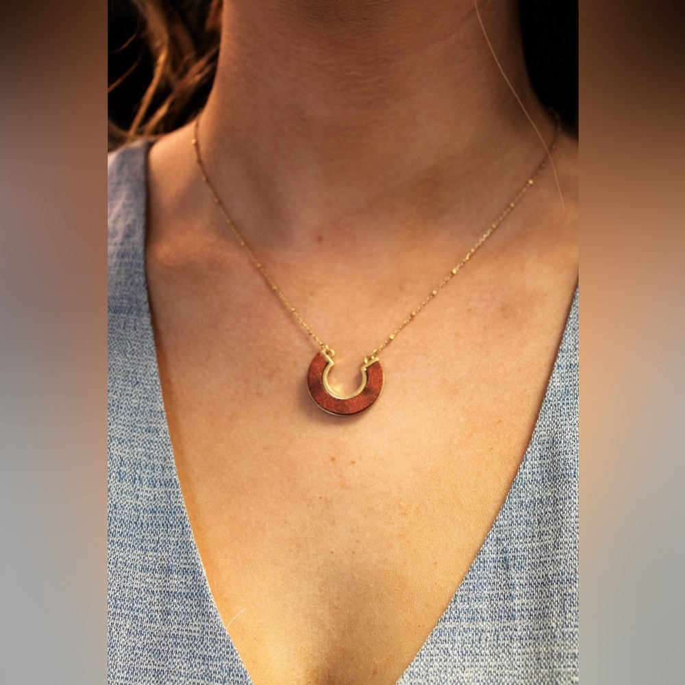 NWOT Elegant Gold and Brown Pendant Necklace‎